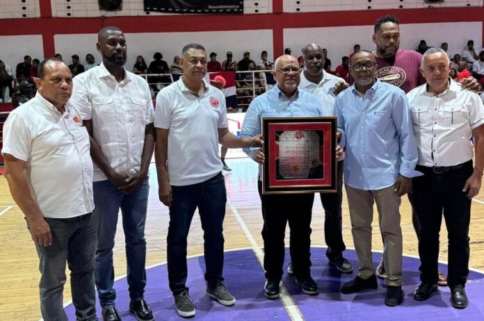 ABASADO distingue al director general de Promipyme durante acto en Santo Domingo Este